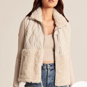 ABERCROMBIE AND FITCH - Cropped Two-Tone Sherpa Vest